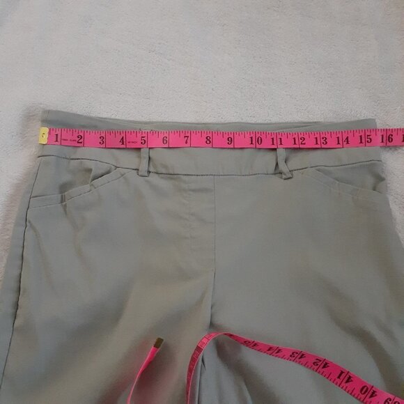 Hilary Radley Women's Size Medium Light Khaki Green Pull On Bermuda Shorts - Picture 5 of 6